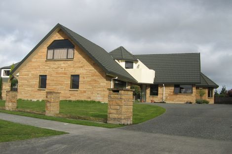 Photo of property in 114 Pacific Drive, Fitzherbert, Palmerston North, 4410