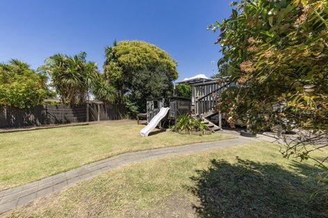 Photo of property in 25 Taipari Road, Te Atatu Peninsula, Auckland, 0610