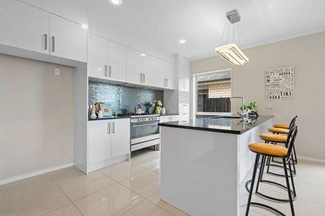 Photo of property in 5 Iwinuku Crescent, Wattle Downs, Auckland, 2103