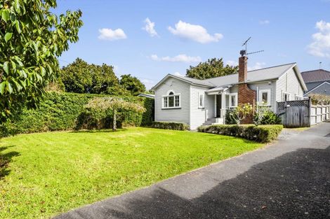 Photo of property in 2 Irirangi Road, Greenlane, Auckland, 1061