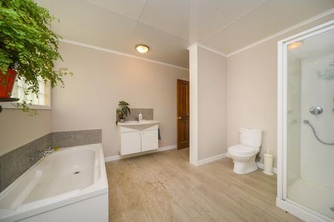 Photo of property in 32 Johnstone Drive, Fitzherbert, Palmerston North, 4410