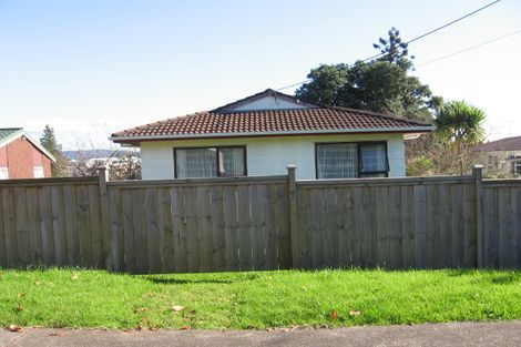 Photo of property in 9 Castaing Crescent, Te Atatu South, Auckland, 0610