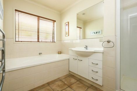 Photo of property in 2 Kentia Place, Havelock North, 4130