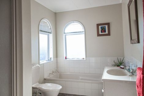 Photo of property in 60 Lucknow Road, Havelock North, 4130