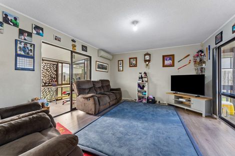 Photo of property in 2/10 Silver Road, Weymouth, Auckland, 2103