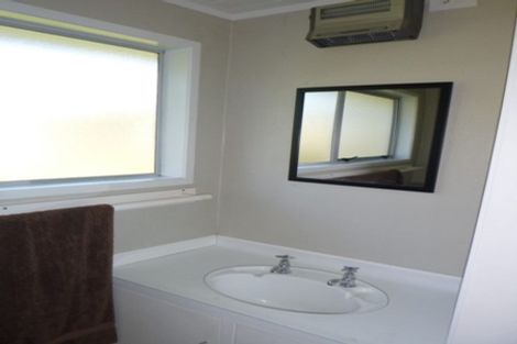 Photo of property in 76 Rosewarne Crescent, Glendene, Auckland, 0602