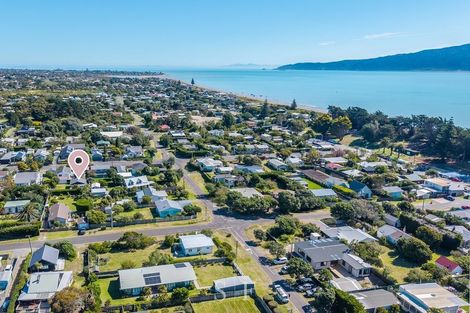 Photo of property in 15 Rauparaha Street, Waikanae Beach, Waikanae, 5036