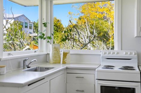 Photo of property in 18 Alma Road, Milford, Auckland, 0620