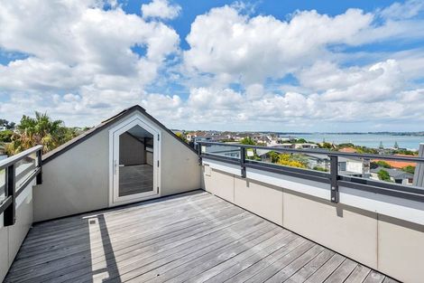 Photo of property in 2/36 Devon Road, Bucklands Beach, Auckland, 2012