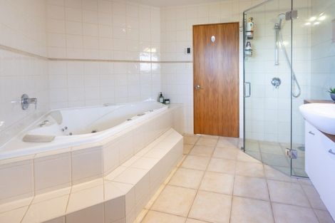 Photo of property in 33 Ruapehu Drive, Fitzherbert, Palmerston North, 4410