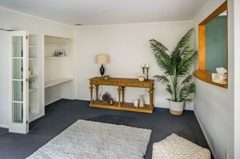 Photo of property in 52 Grays Road, Plimmerton, Porirua, 5026