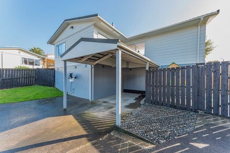Photo of property in 2/26 Midgley Road, West Harbour, Auckland, 0618
