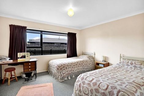 Photo of property in 18 Beech Place, Hawera, 4610