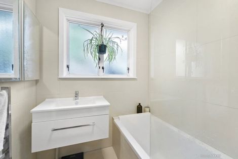 Photo of property in 17 Cave Road, Houghton Bay, Wellington, 6023