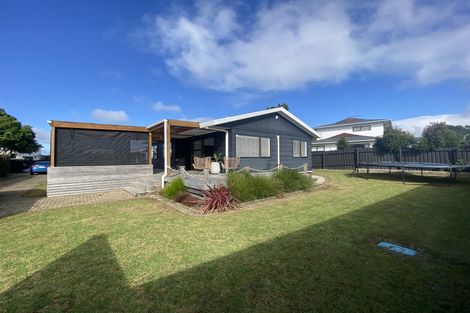 Photo of property in 12 Millen Place, Clarks Beach, 2122