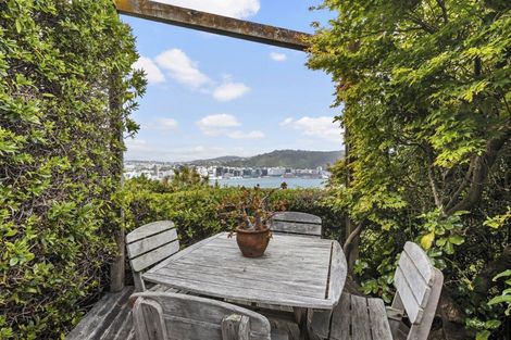 Photo of property in 38 The Crescent, Roseneath, Wellington, 6011