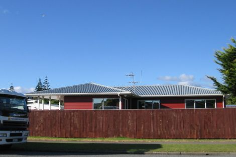 Photo of property in 96 Queens Road, Waikanae Beach, Waikanae, 5036