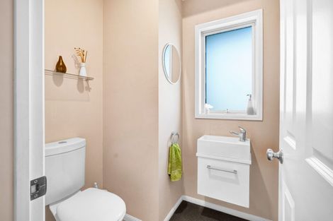 Photo of property in 5 Vardon Way, Waiwhakaiho, New Plymouth, 4312