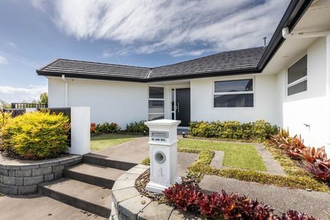 Photo of property in 1 Oakmont Crescent, Waiwhakaiho, New Plymouth, 4312