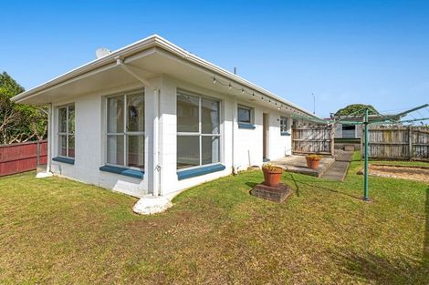 Photo of property in 2/587 Glenfield Road, Totara Vale, Auckland, 0629