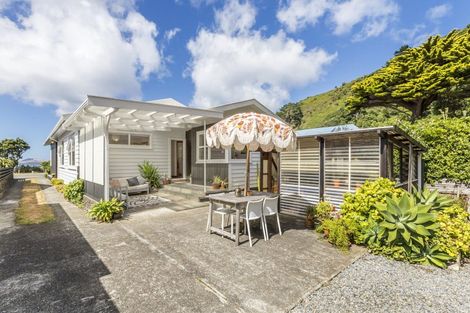 Photo of property in 130 Breaker Bay Road, Breaker Bay, Wellington, 6022