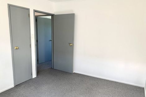 Photo of property in 2/87 Fairclough Road, Beach Haven, Auckland, 0626