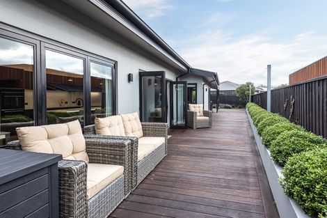 Photo of property in 14 Willowview Drive, Redwood, Christchurch, 8051