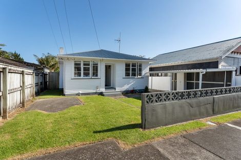 Photo of property in 70 Pioneer Road, Moturoa, New Plymouth, 4310