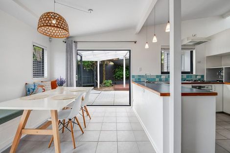 Photo of property in 2/20 Tawavale Crescent, Totara Vale, Auckland, 0629