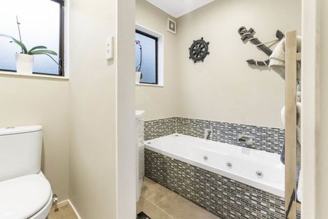 Photo of property in 68 Holyoake Place, Chatswood, Auckland, 0626