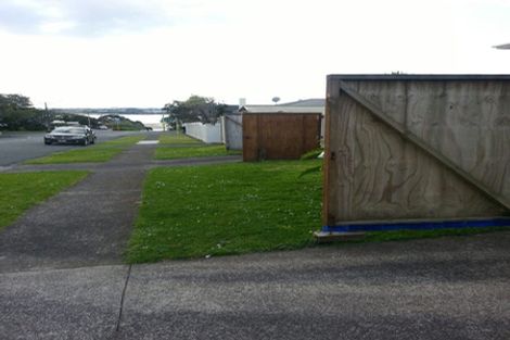 Photo of property in 2/2 Lansdowne Street, Bayswater, Auckland, 0622