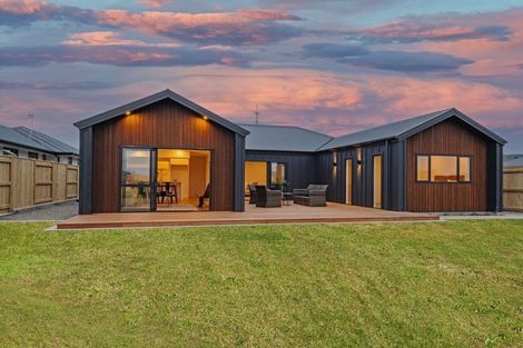 Photo of property in 45 Sardinia Grove, Fitzherbert, Palmerston North, 4410