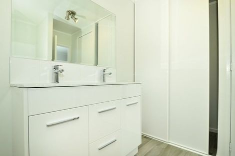 Photo of property in 12 Midgley Road, West Harbour, Auckland, 0618