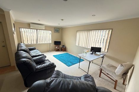 Photo of property in 7a Boeing Place, Goodwood Heights, Auckland, 2105