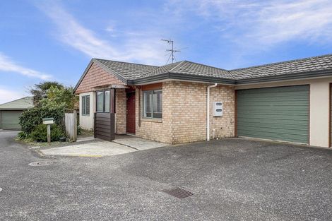 Photo of property in 4/520 Don Buck Road, Westgate, Auckland, 0614