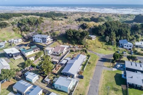 Photo of property in 18 Chrystall Street, Foxton Beach, Foxton, 4815