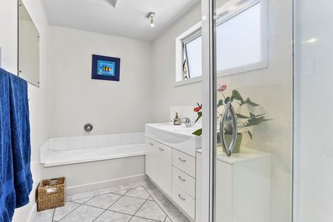 Photo of property in 10 Knightsbridge Drive, Forrest Hill, Auckland, 0620