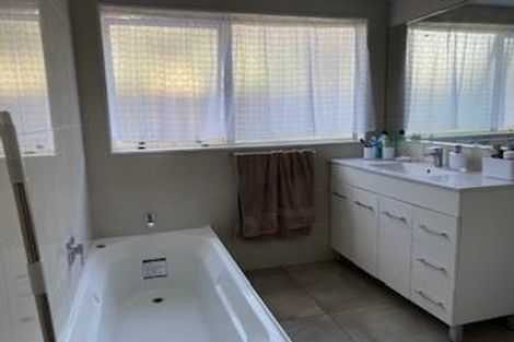 Photo of property in 2/7 Bernie Edwards Place, Botany Downs, Auckland, 2010