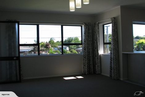 Photo of property in 2/110 Edmonton Road, Henderson, Auckland, 0612