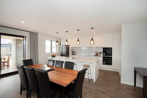 Photo of property in 76 Johnstone Drive, Fitzherbert, Palmerston North, 4410