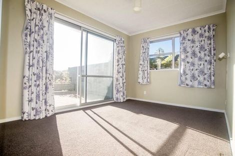 Photo of property in 5 Peach Tree Grove, Maungaraki, Lower Hutt, 5010