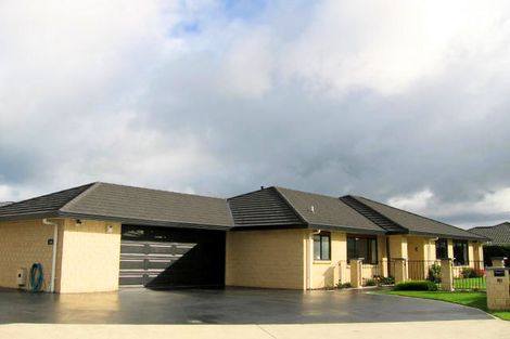 Photo of property in 18 Holcombe Drive, Paraparaumu, 5032