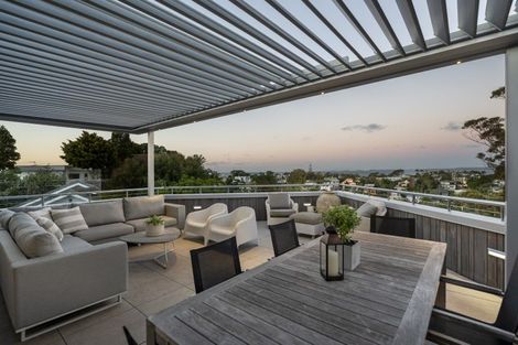 Photo of property in 2/39 Eastcliffe Road, Castor Bay, Auckland, 0620