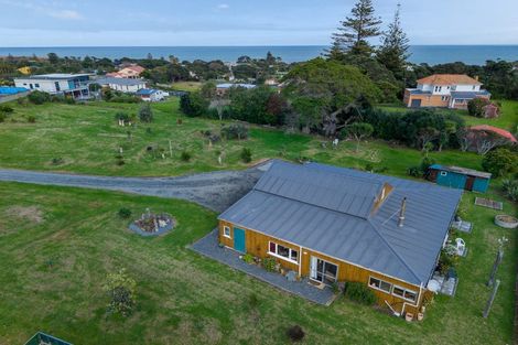 Photo of property in 11 Alcemene Lane, Baylys Beach, Dargaville, 0377