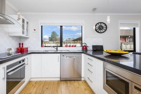 Photo of property in 8a Savage Crescent, Upper Hutt Central, Upper Hutt, 5018
