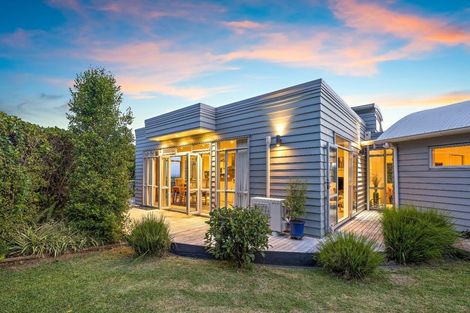 Photo of property in 8 Graceview Way, West Harbour, Auckland, 0618