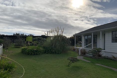 Photo of property in 2 Marram Way, Peka Peka, Waikanae, 5391