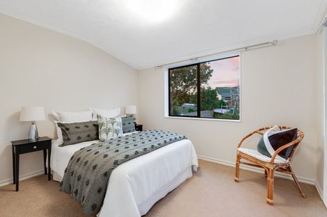 Photo of property in 15 Higham Ferrers Place, Red Beach, 0932