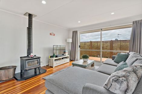 Photo of property in 8 Tawa Place, Waiuku, 2123