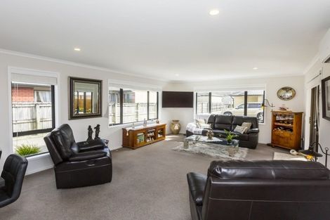 Photo of property in 8a Savage Crescent, Upper Hutt Central, Upper Hutt, 5018